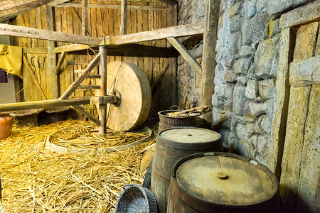 棚子里的木制设备和稻草磨石内部图片