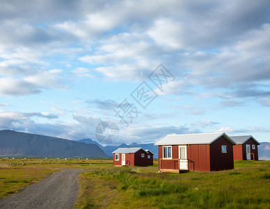 冰岛露营地的红色小屋图片