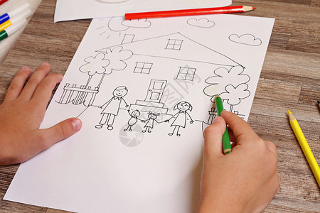 孩子绘画男孩着色儿童绘画家庭和家幸福的家庭观念选择聚焦图像背景图片