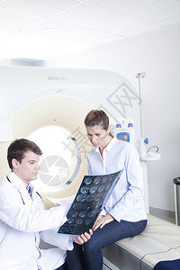 医学医生向病人展示断层扫描图片