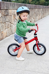 小孩子在街上骑自行车图片