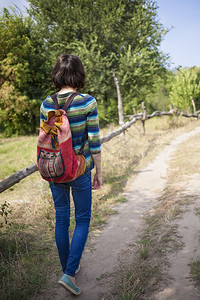 背着包独自旅行的女孩图片