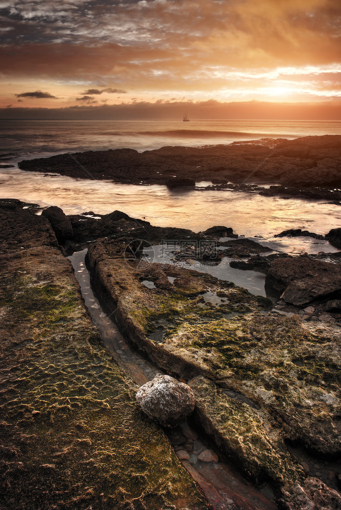日落光下葡萄牙海岸图片