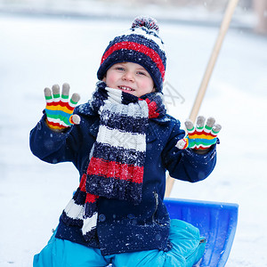 可爱有趣的小男孩穿着五颜六色的冬装图片