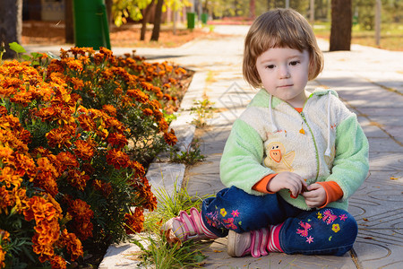 秋天公园花坛周围的小孩图片