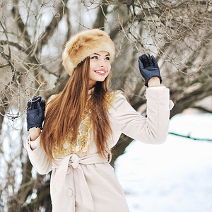 冬季公园里的漂亮年轻女人图片