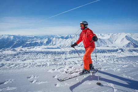 Skier在高加索高山的Gudauri度假图片