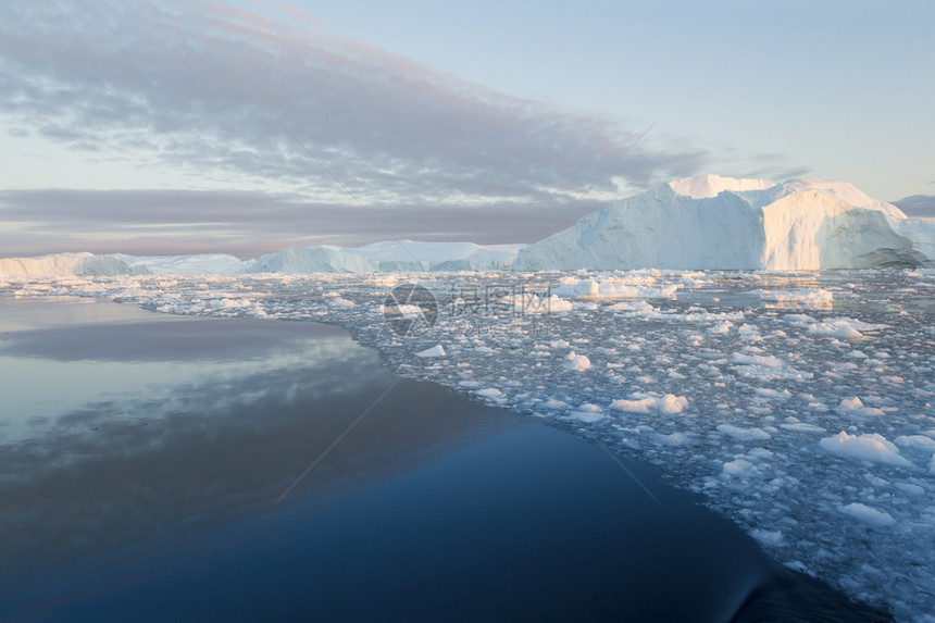 格陵兰冰川和冰山对多彩天空的中观视图片