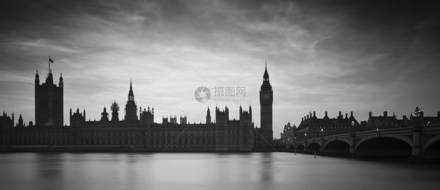 大本钟和议会大厦在黑白的冬天日落期间图片