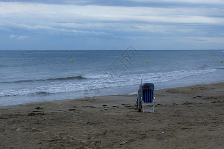 晚上带椅子的沙滩景观图片