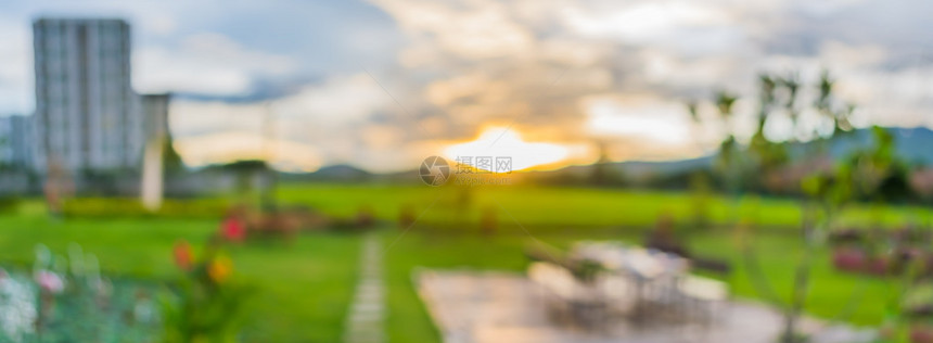 大米田和山峰的模糊全景图象与日图片