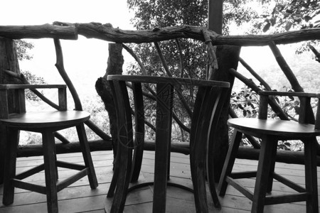 森林露台上的木椅和书桌黑色和白色图片