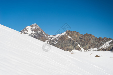 高山峰在意大利阿尔卑斯山弧中闪烁的景象图片
