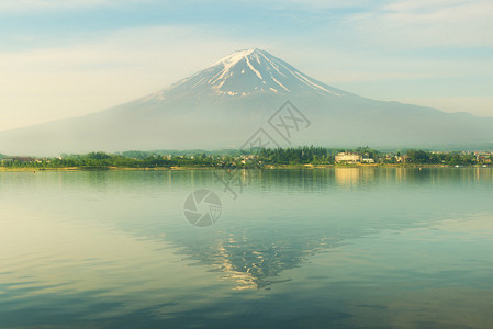 日本河口的富士山图片