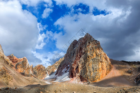 在塔吉基斯坦的山地风景中山上布满图片