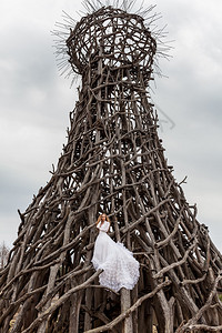 木制仙女塔上的复古新娘底视图图片