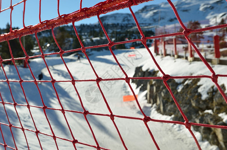 现代红色绳网是在高山滑雪道上方拍摄的高清图片