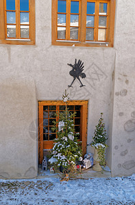 位于瑞士历史名城格鲁耶尔的圣诞装饰建筑的碎片该镇是萨恩河上游山谷的图片