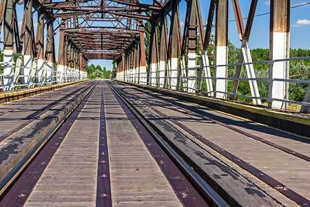 运输铁路和公路车辆的联桥图片