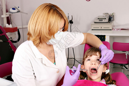 女牙医治疗牙齿小女孩图片