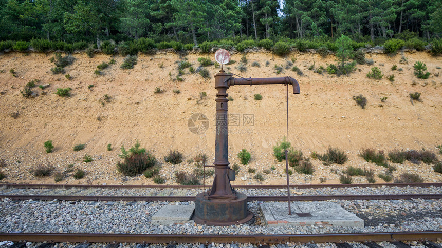 关于铁路附近老旧铁路水泵的图片