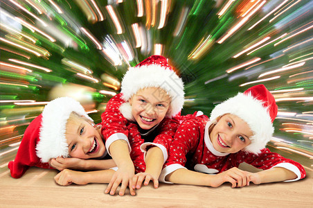 一群快乐的小孩庆祝圣诞节图片