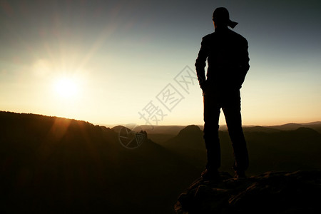 远足者在岩石帝国公园的岩石峰顶上戴着长帽图片
