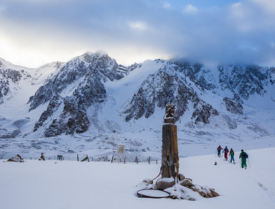 一群朋友在山上滑雪图片