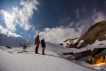 中年夫妇在山滑雪假期图片