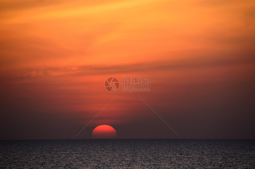 大太阳与地平线海边图片