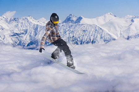 在山上飞行滑雪板极限运动图片