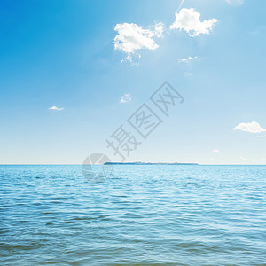 天空中的蓝海和云彩地图片