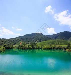 被群山环绕的清澈碧绿的湖水背景图片