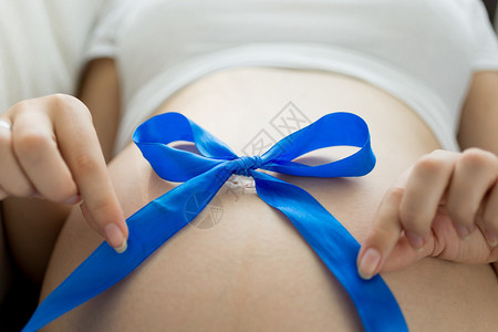 孕妇在肚子上抓着蓝图片