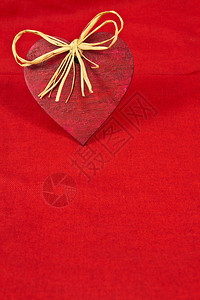 红布上的木红心作为爱的象征图片