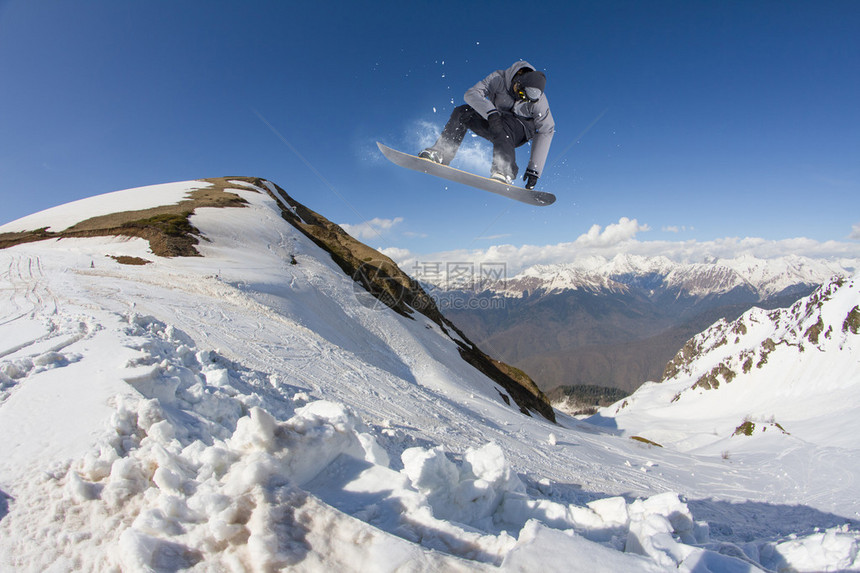 在山上飞行滑雪板极限图片