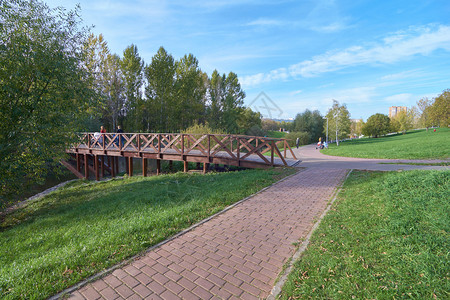秋季公园人行道和木桥图片