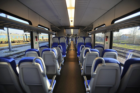 有蓝色位子的火车厢图片
