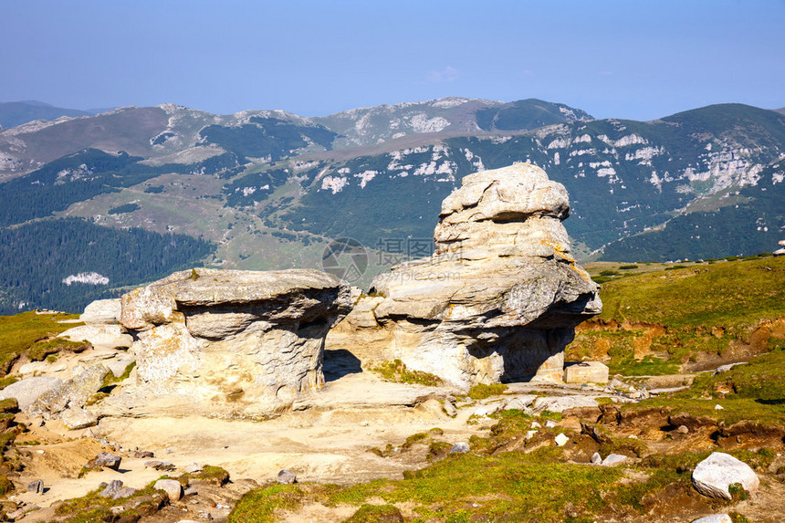 罗马尼亚布塞吉山区地貌岩石结构罗图片
