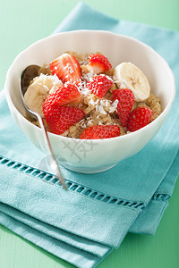 配草莓香蕉椰子片的卫生早餐图片