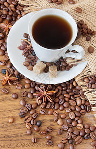 咖啡杯茶叶和咖啡豆图片
