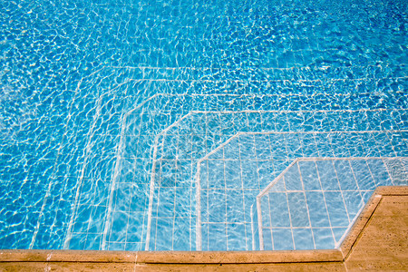 蓝色瓷砖边缘游泳池图片