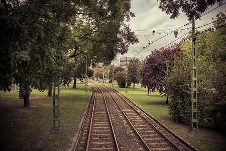 一个秋天的铁路轨迹穿过城市图片