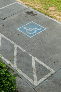 带有残疾人标志的公路上保留残疾人专图片