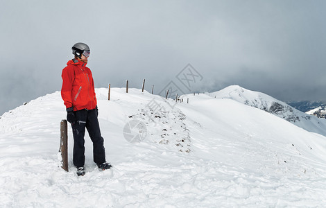 孤独的滑雪者欣赏风景图片