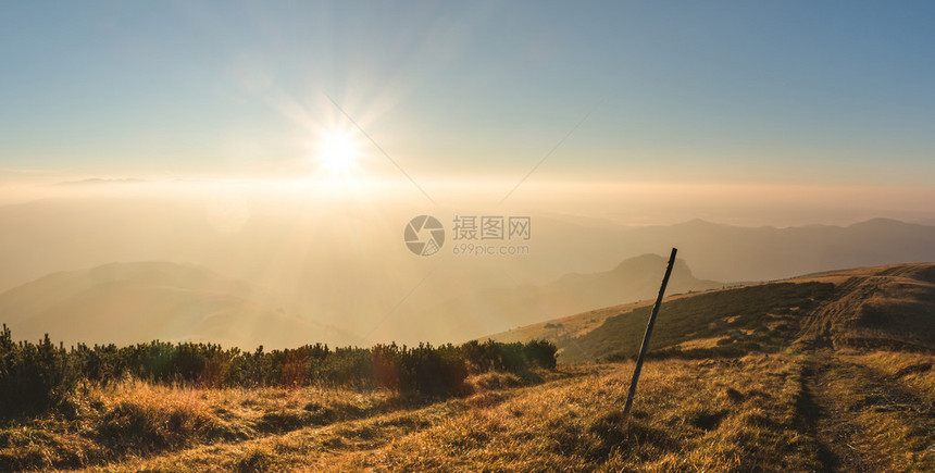 日出在山脊上大法特拉公园斯图片