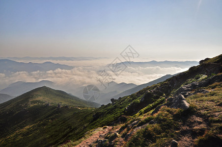 烟村四五家乌克兰喀尔巴阡山脉德宗波罗尼亚村山丘乌哈提山顶石背景