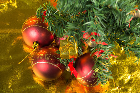 红球背景的圣诞树图片