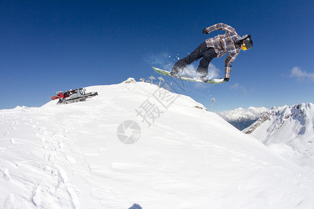 在山上飞行滑雪板极限运动图片