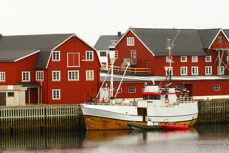 挪威渔民的船渔村里的红房子图片